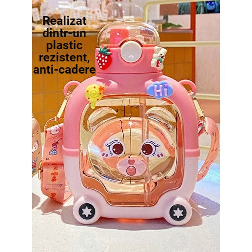 Sticla cu pai pentru copii, Kaveny, model ursulet, gradata, stickere aplicate, curea reglabila, din plastic rezistent la cadere, 1l, Roz, 20 x 13 cm