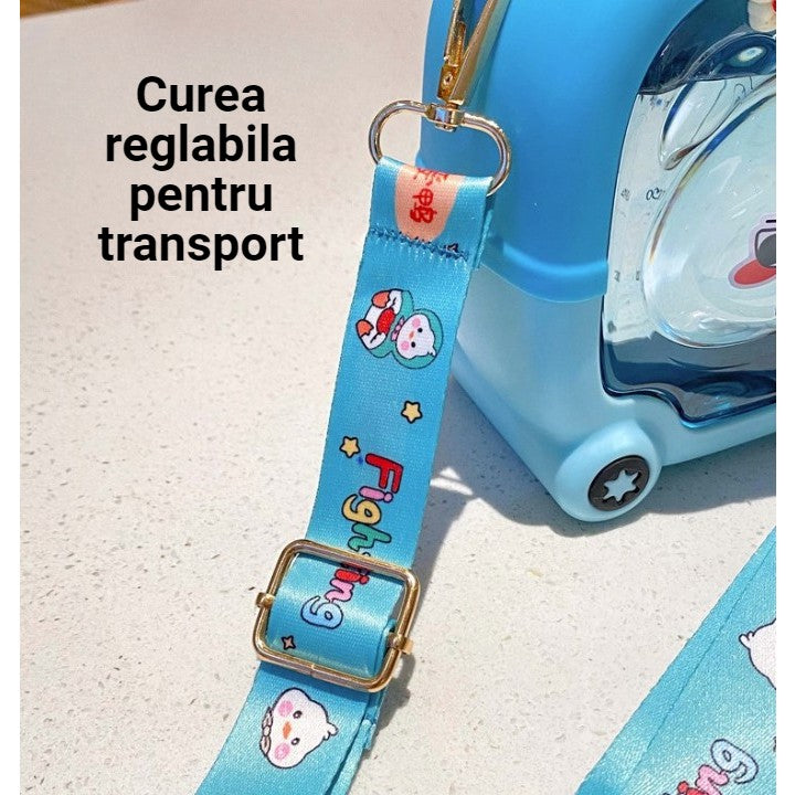 Sticla cu pai pentru copii, Kaveny, model ursulet, gradata, stickere aplicate, curea reglabila, din plastic rezistent la cadere, 1l, Albastru, 20 x 13 cm