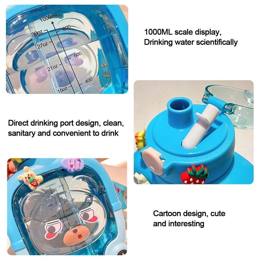 Sticla cu pai pentru copii, Kaveny, model ursulet, gradata, stickere aplicate, curea reglabila, din plastic rezistent la cadere, 1l, Albastru, 20 x 13 cm