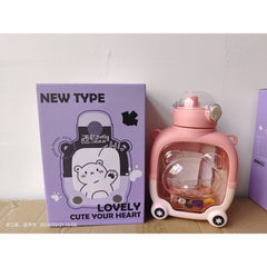 Sticla cu pai pentru copii, Kaveny, model ursulet, gradata, stickere aplicate, curea reglabila, din plastic rezistent la cadere, 1l, Roz, 20 x 13 cm