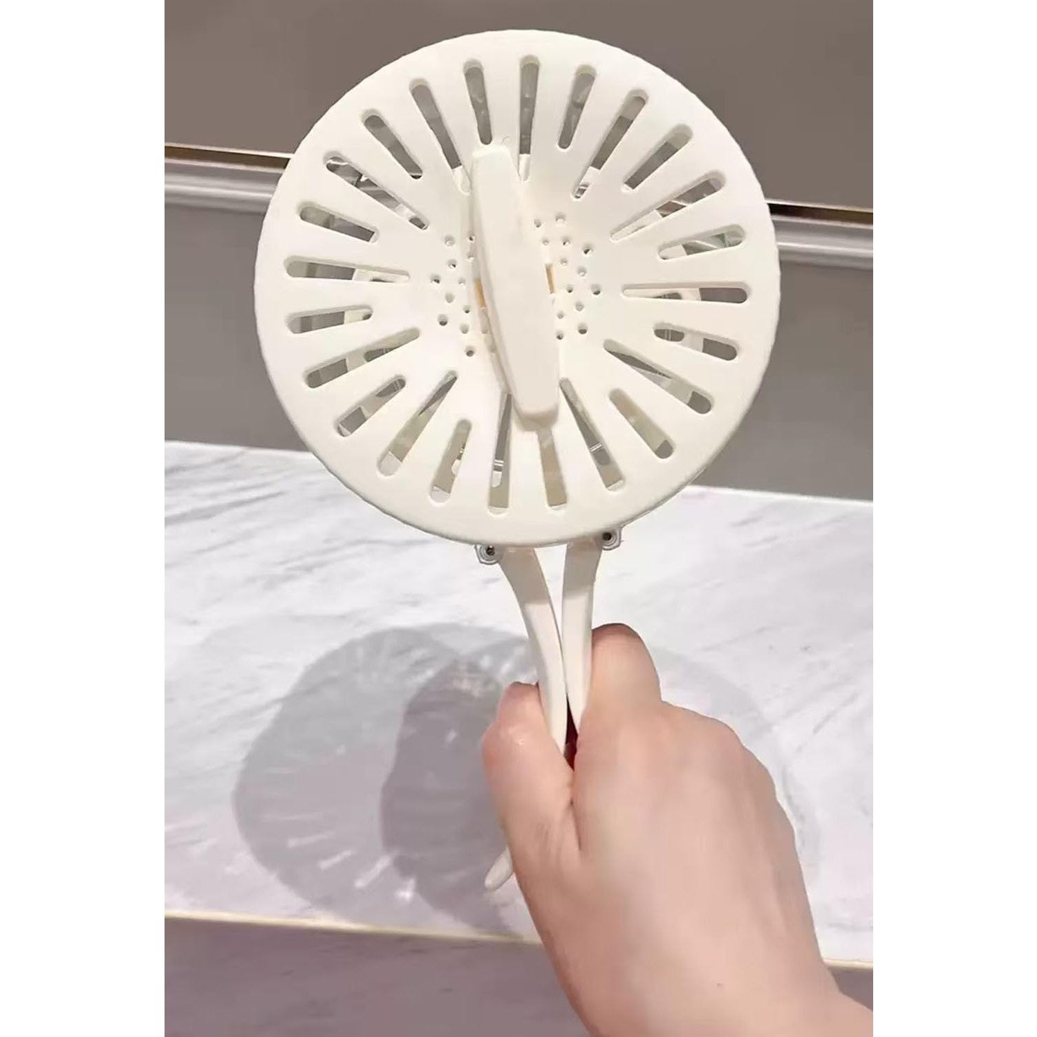 Strecuratoare 2 in 1 pentru Fructe si Legume, Kadeny, Cos de Scurgere si Cutie de Depozitare, 15.5 x 8.3 cm, din PP, cu Maner si Capac, Alb