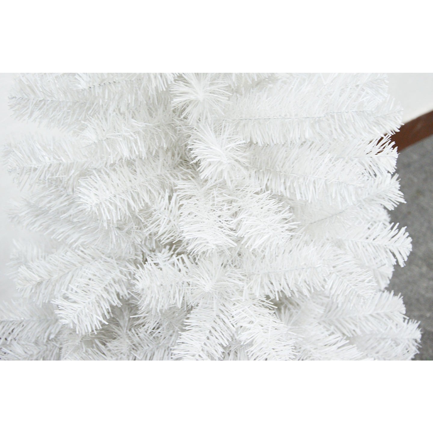 Brad de Craciun artificial cu suport inclus Kadeny, 180 cm, 600 ramuri/varfuri, material plastic, suport clasic, fara iluminare, utilizat pentru interior/exterior, alb